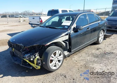 2010 Mercedes-Benz C 300 Luxury/Sport z USA, uszkodzony, nr VIN WDDGF5EB0AF470862